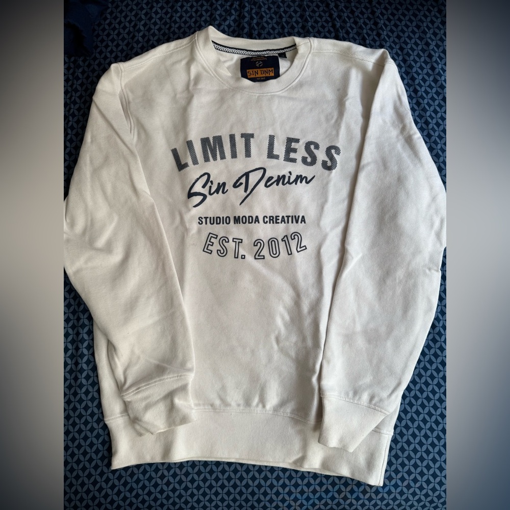 White sweatshirt ( size M )